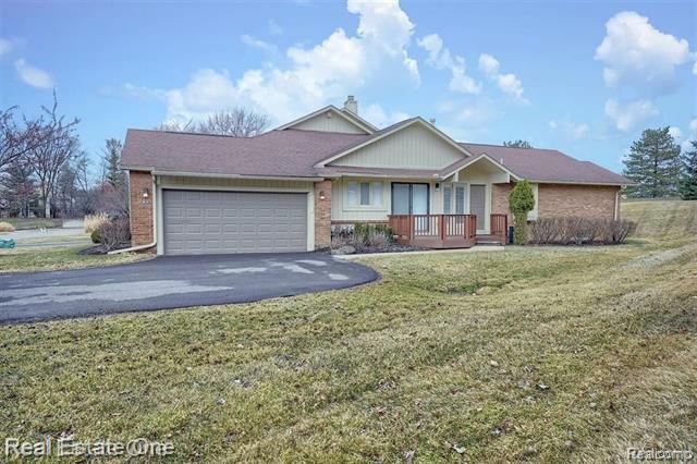 Property Photo:  5674 E Hillcrest Circle  MI 48322 