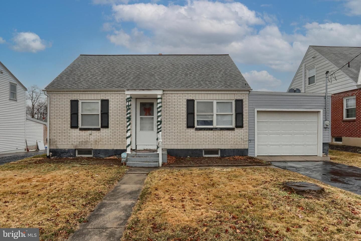 Property Photo: 703 W Oak Street PA 17078