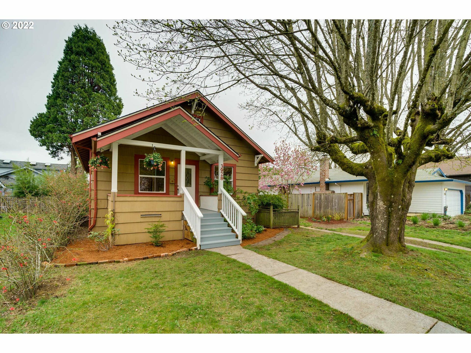 Property Photo:  3928 SE 48th Ave  OR 97206 