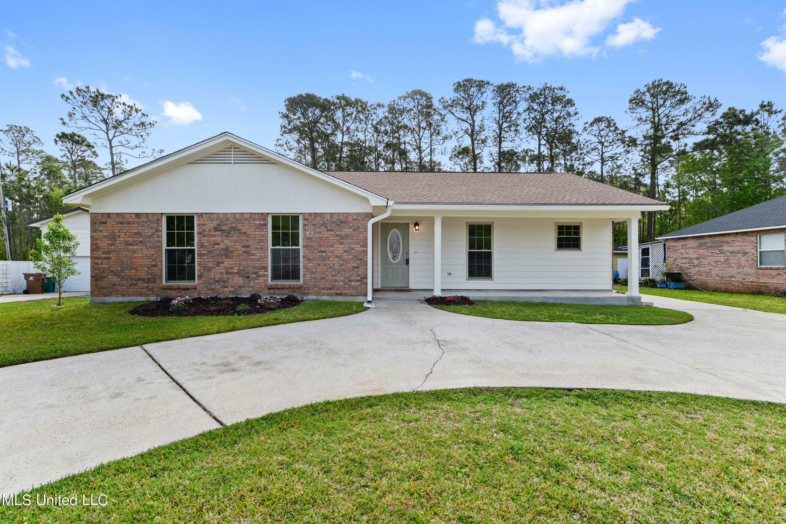 Property Photo:  552 Royal Oak Drive  MS 39571 