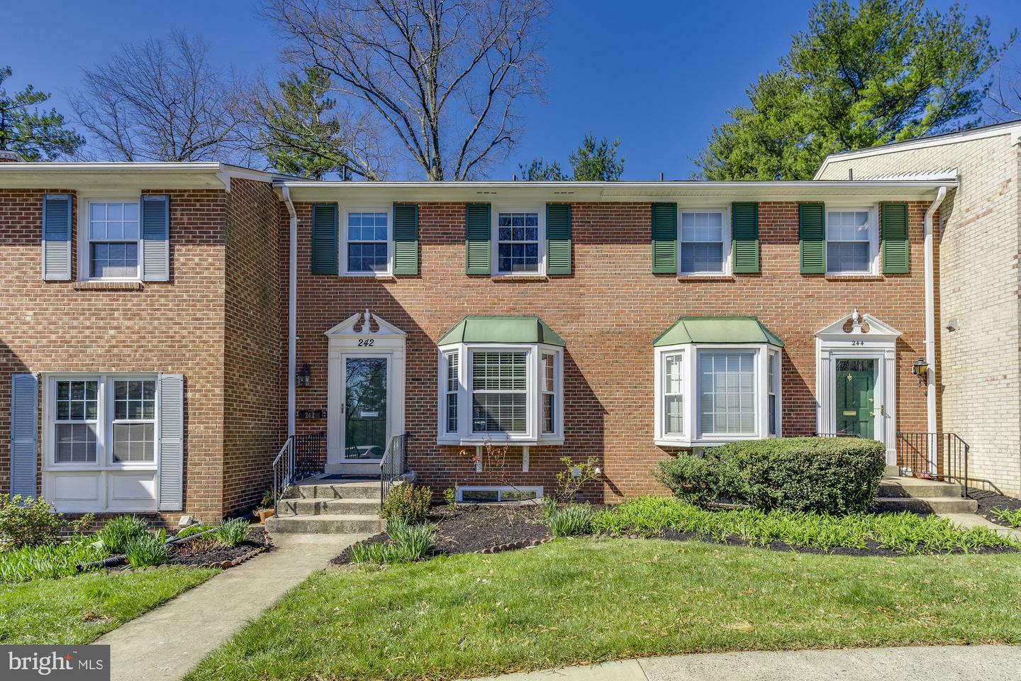 Property Photo: 242 Commons Drive NW VA 22180
