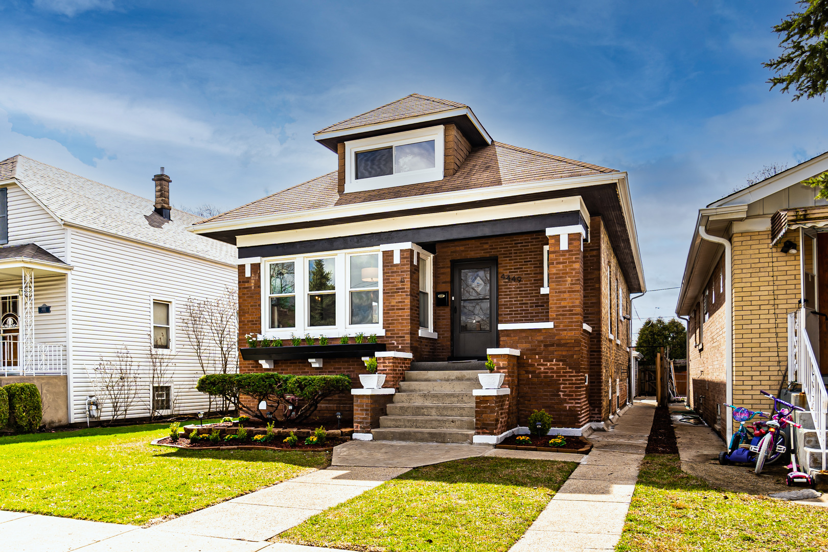 Property Photo: 4449 W Leland Avenue IL 60630