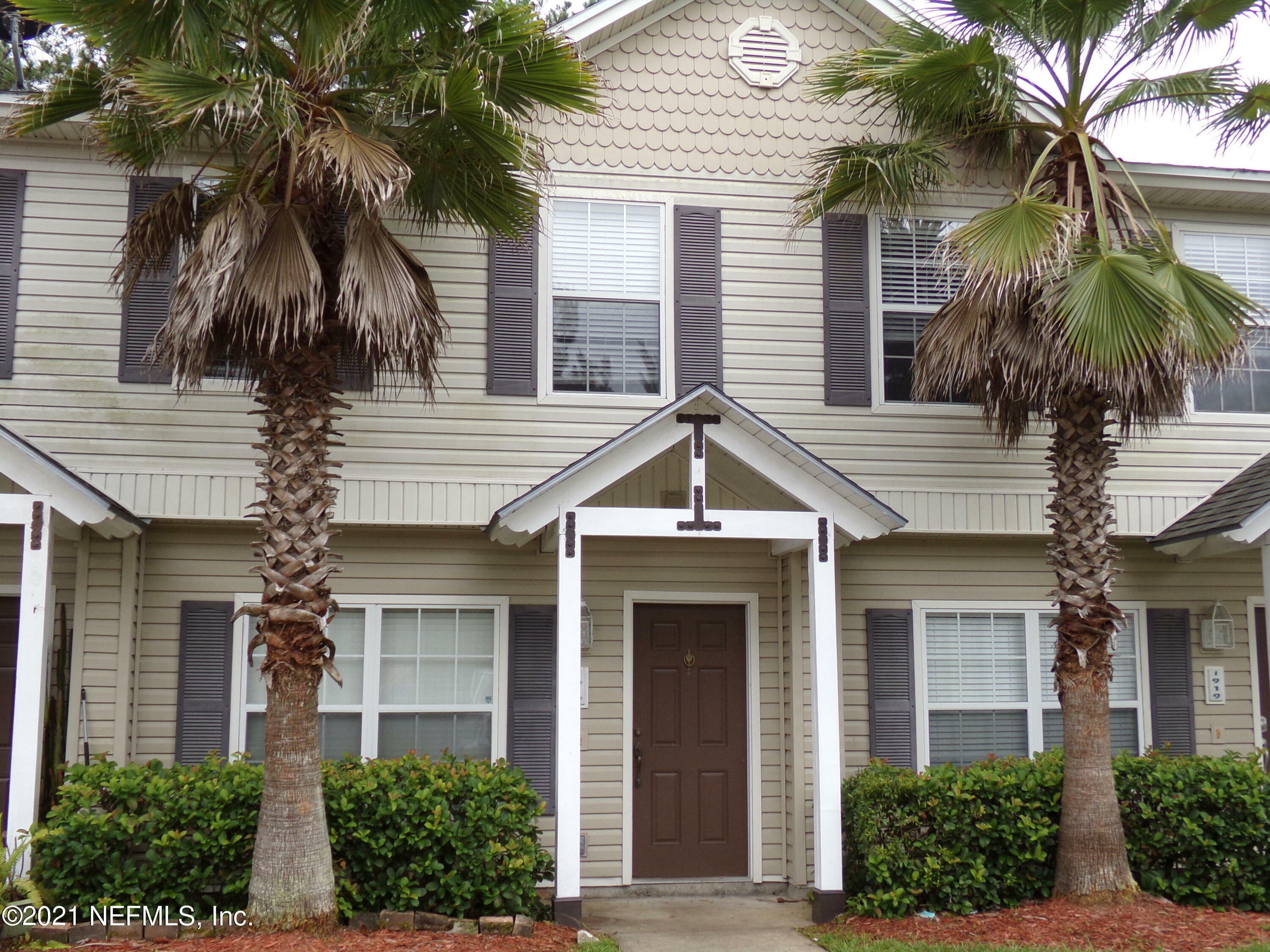 Property Photo: 1917 Lago Del Sur Drive FL 32068