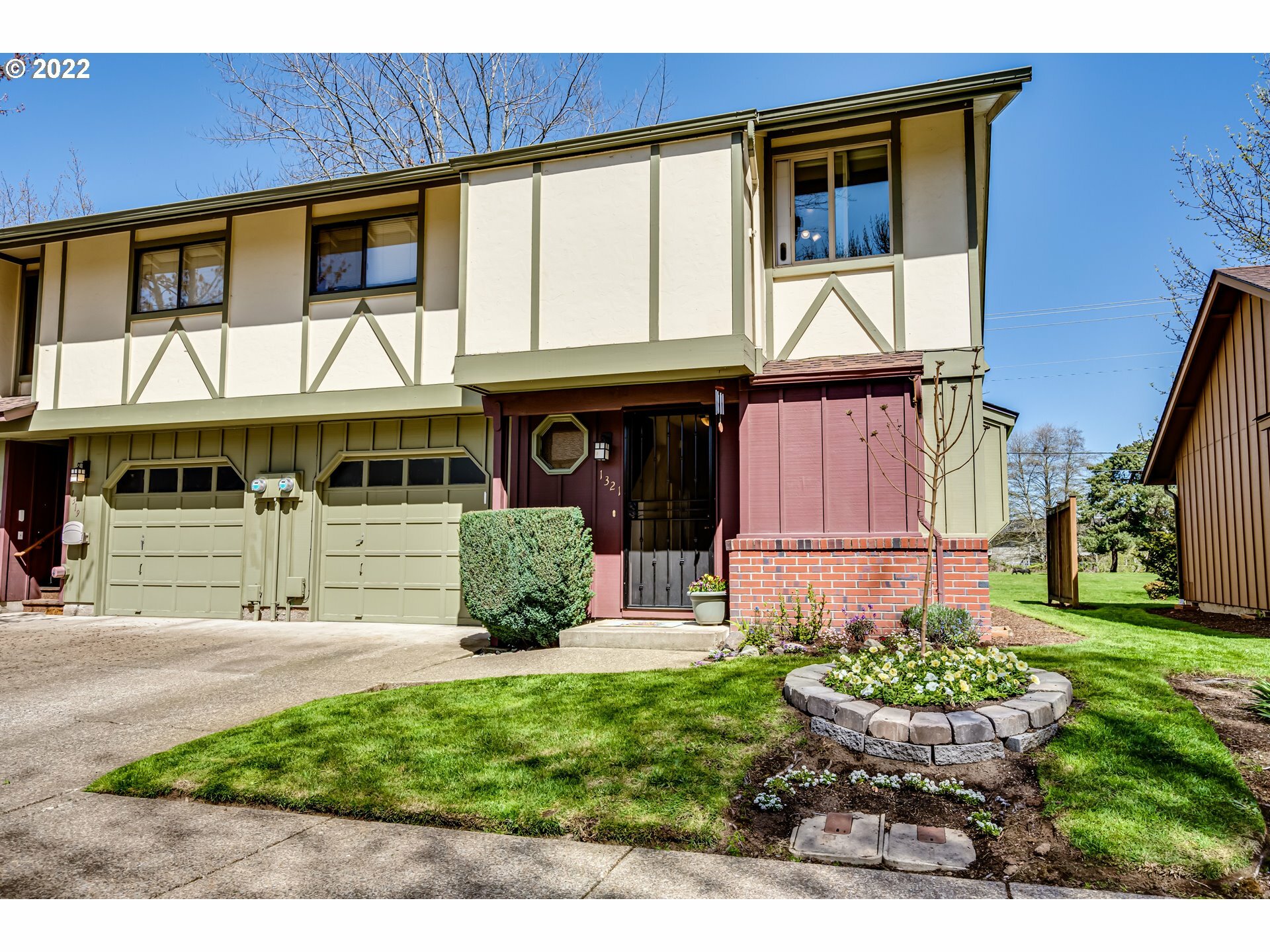 Property Photo: 1321 City View St OR 97402