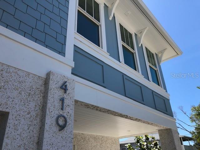 Property Photo: 419 Alamanda Road FL 34216