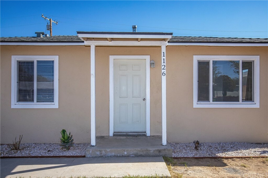 Property Photo:  1126 W Ovington Street  CA 93534 