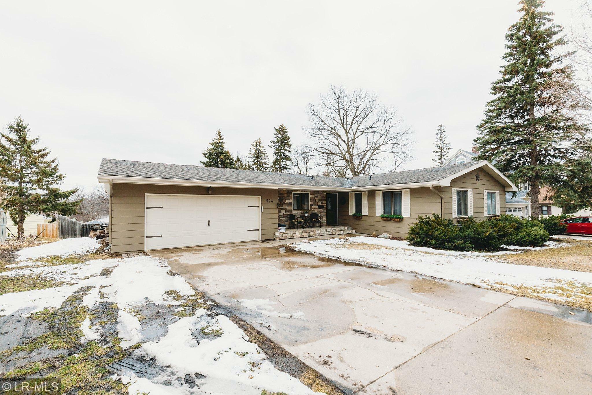 Property Photo:  924 N Vine Street  MN 56537 