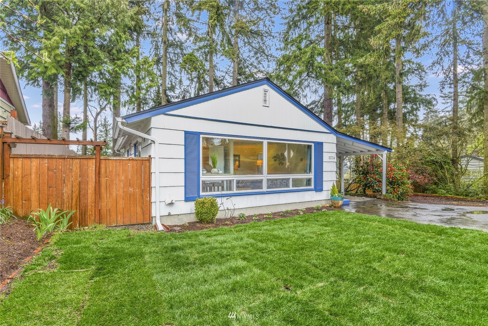 Property Photo:  12724 Roosevelt Way NE  WA 98125 