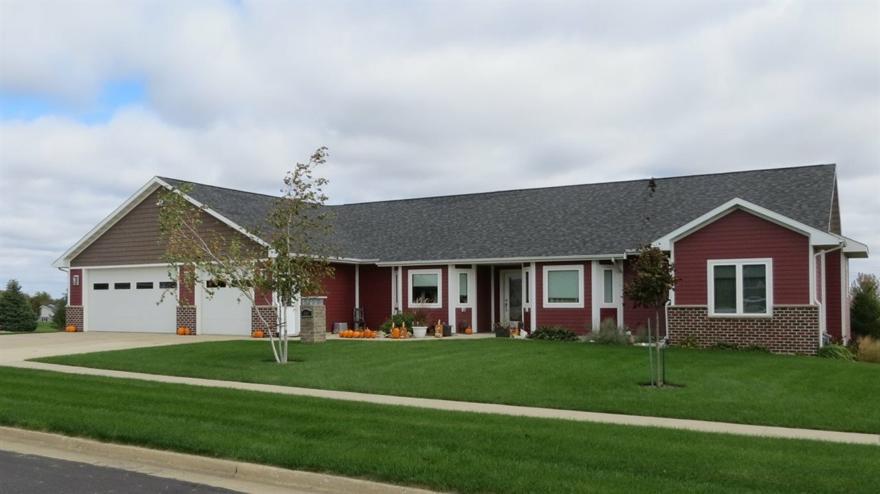 Property Photo:  802 Eastview Drive  IA 50665 