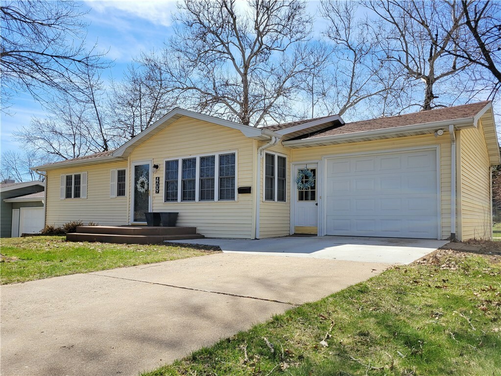 Property Photo:  409 Hazel Street  IA 50219 