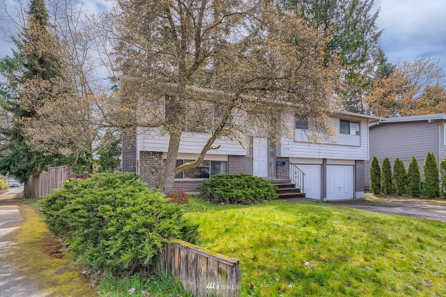 Property Photo:  1738 Whitman Avenue NE  WA 98059 