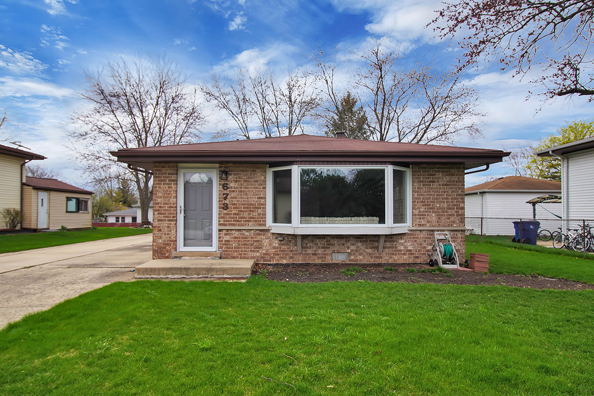 Property Photo: 673 W Stearns Road IL 60103