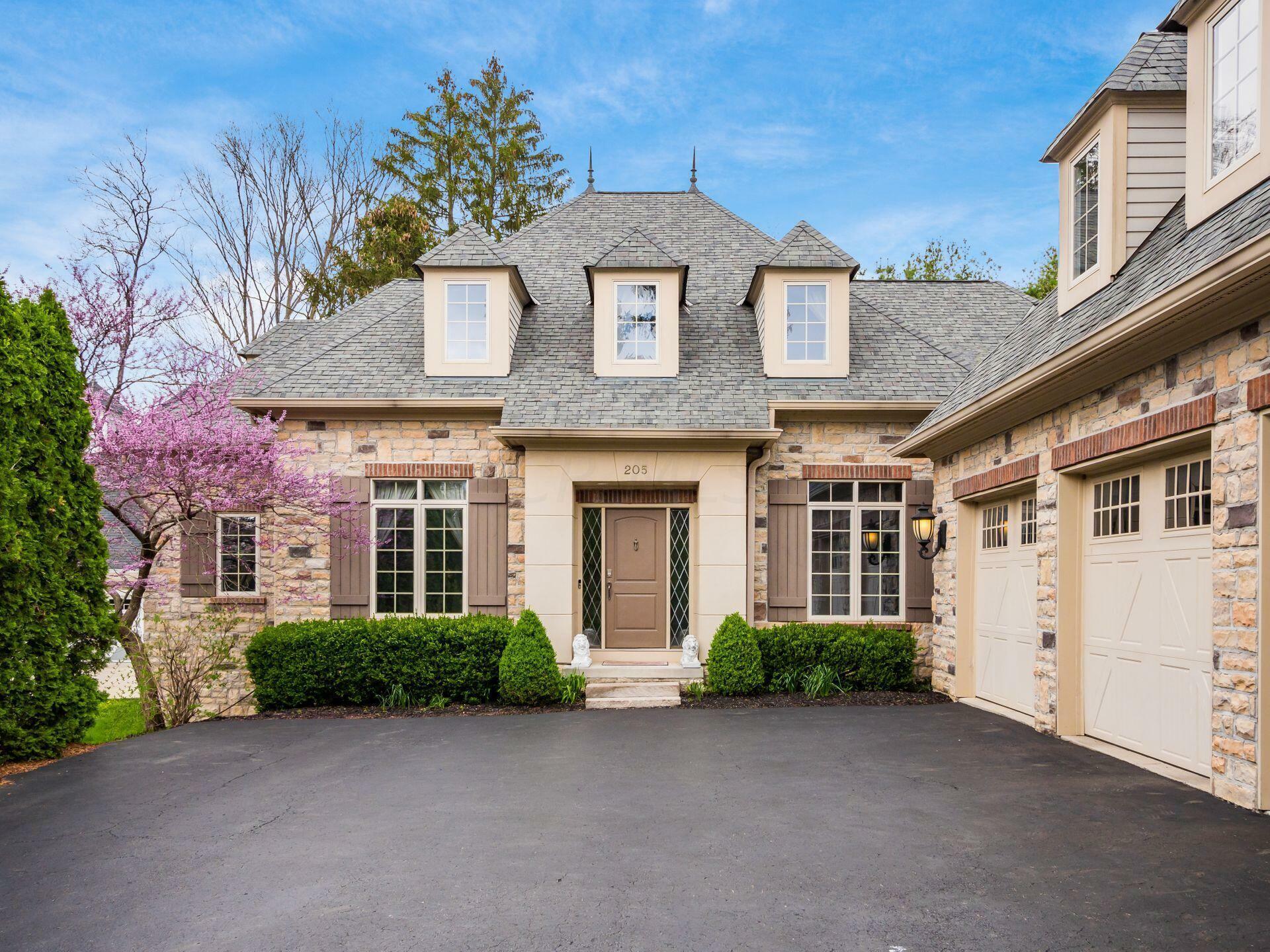 Property Photo: 205 Stonegate Circle OH 43230