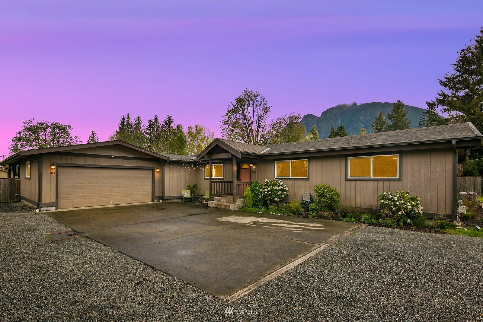 Property Photo:  481 Si View Place SE  WA 98045 