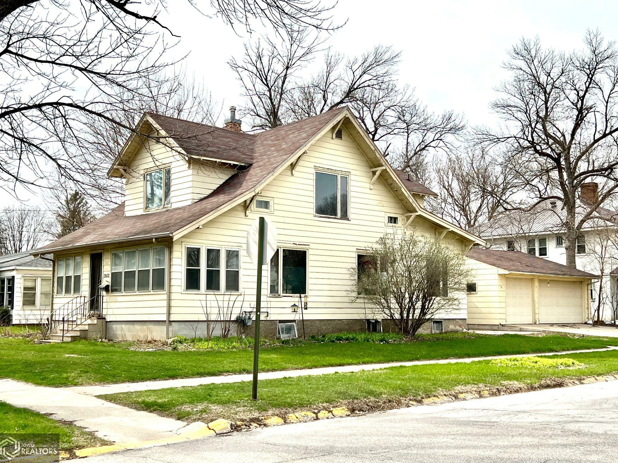 Property Photo:  1302 Washington Avenue  IA 50126-8533 