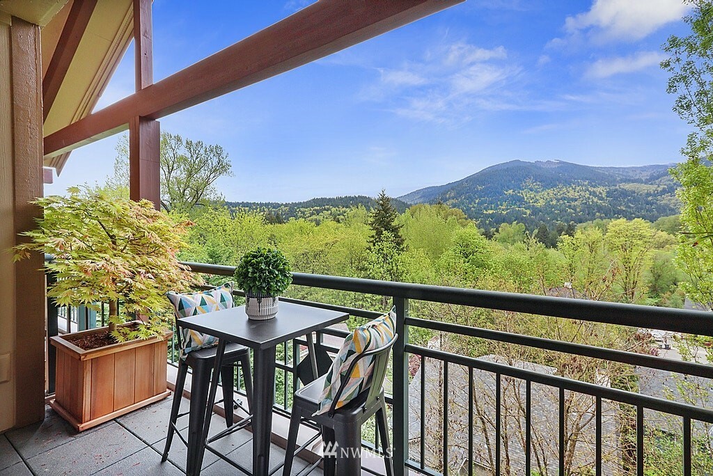 Property Photo:  1000 Cabin Creek Lane SW D305  WA 98027 