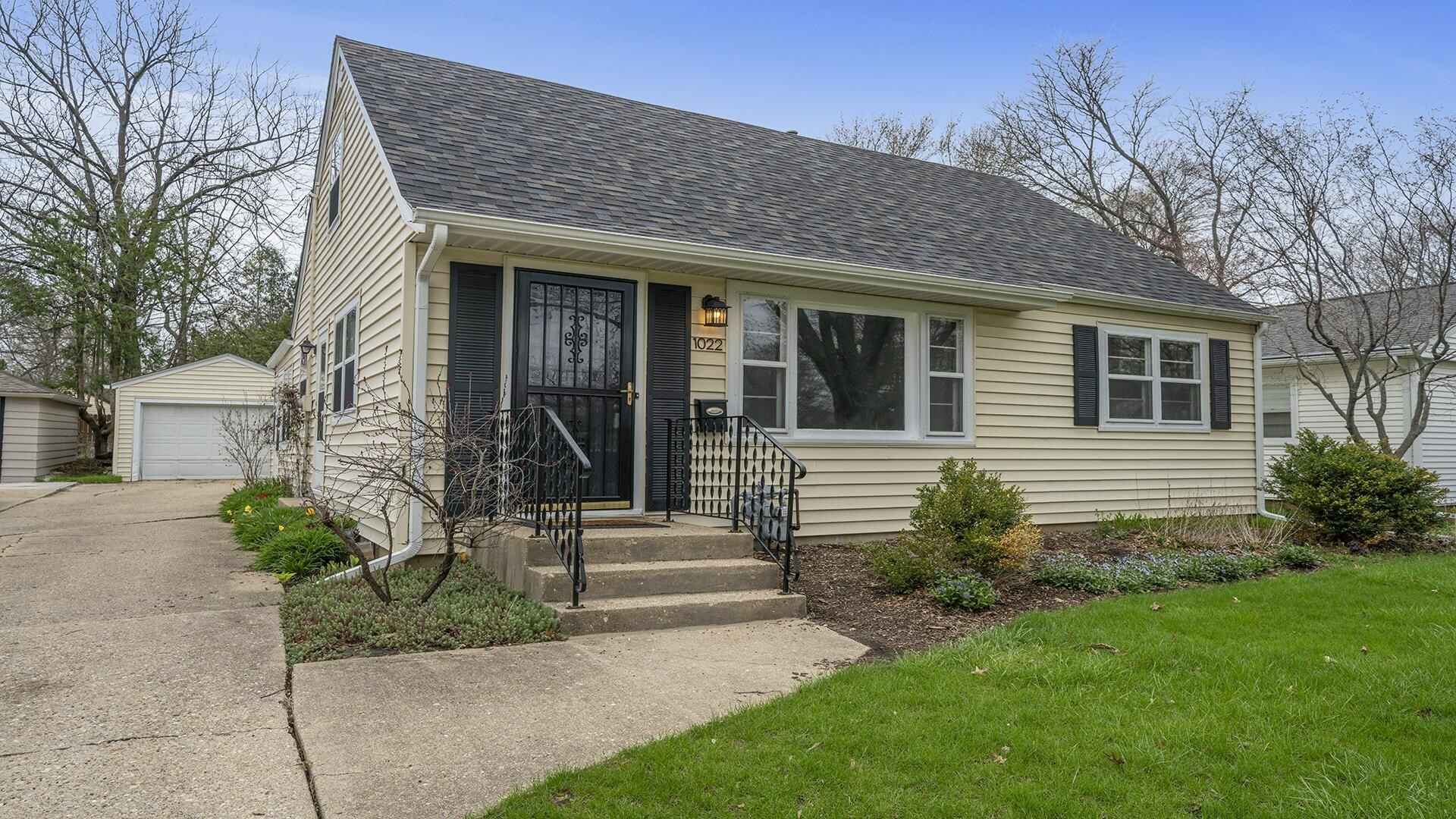 Property Photo:  1022 Roncevalles Avenue  IL 61107 