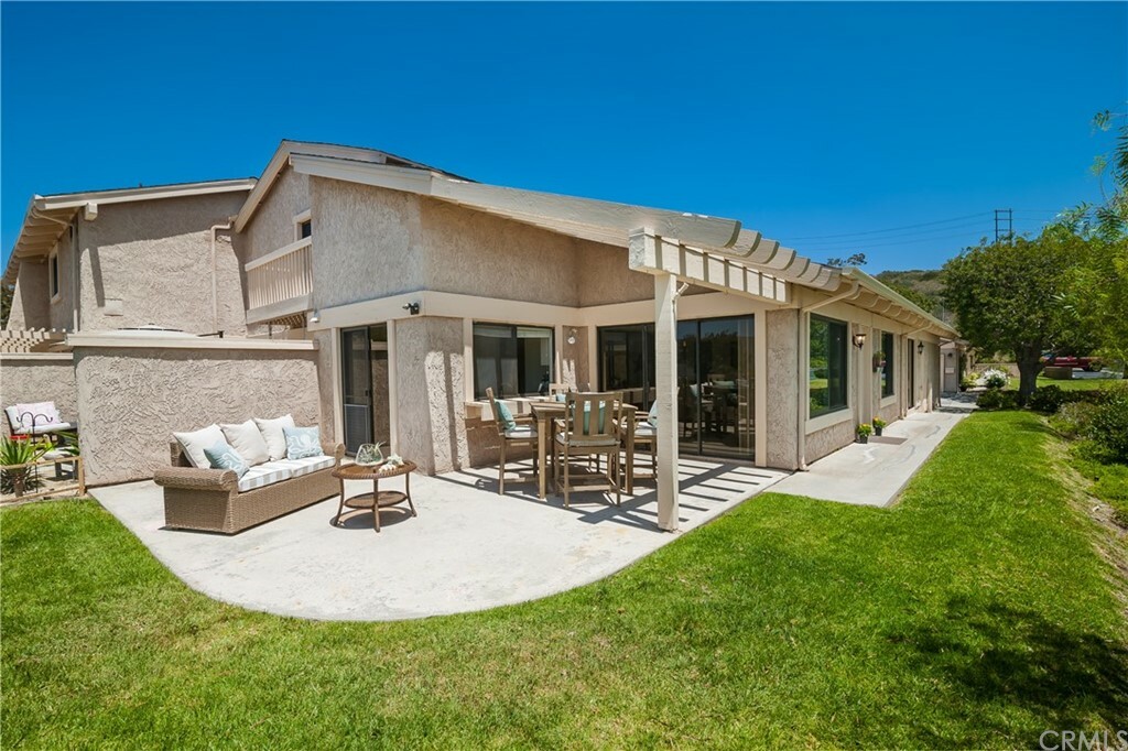 Property Photo:  331 Avenida Adobe  CA 92672 