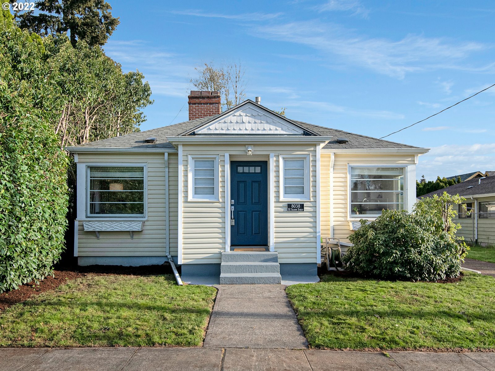 Property Photo:  8038 SE Salmon St  OR 97215 