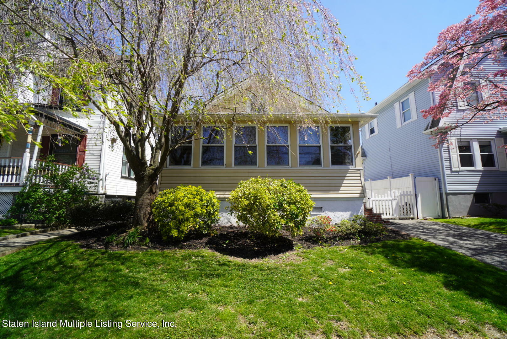 Property Photo:  221 Demorest Avenue  NY 10314 