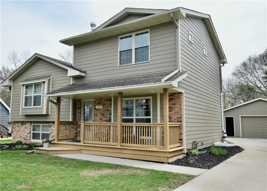 Property Photo:  1308 Lyndale Drive  IA 50226 