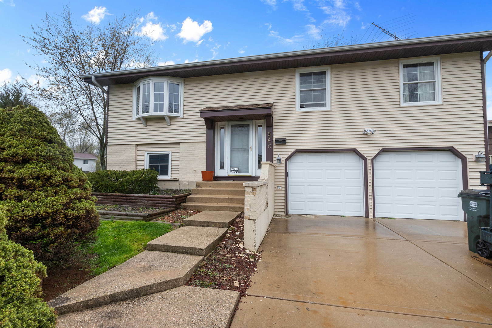 Property Photo: 960 Heather Lane IL 60169