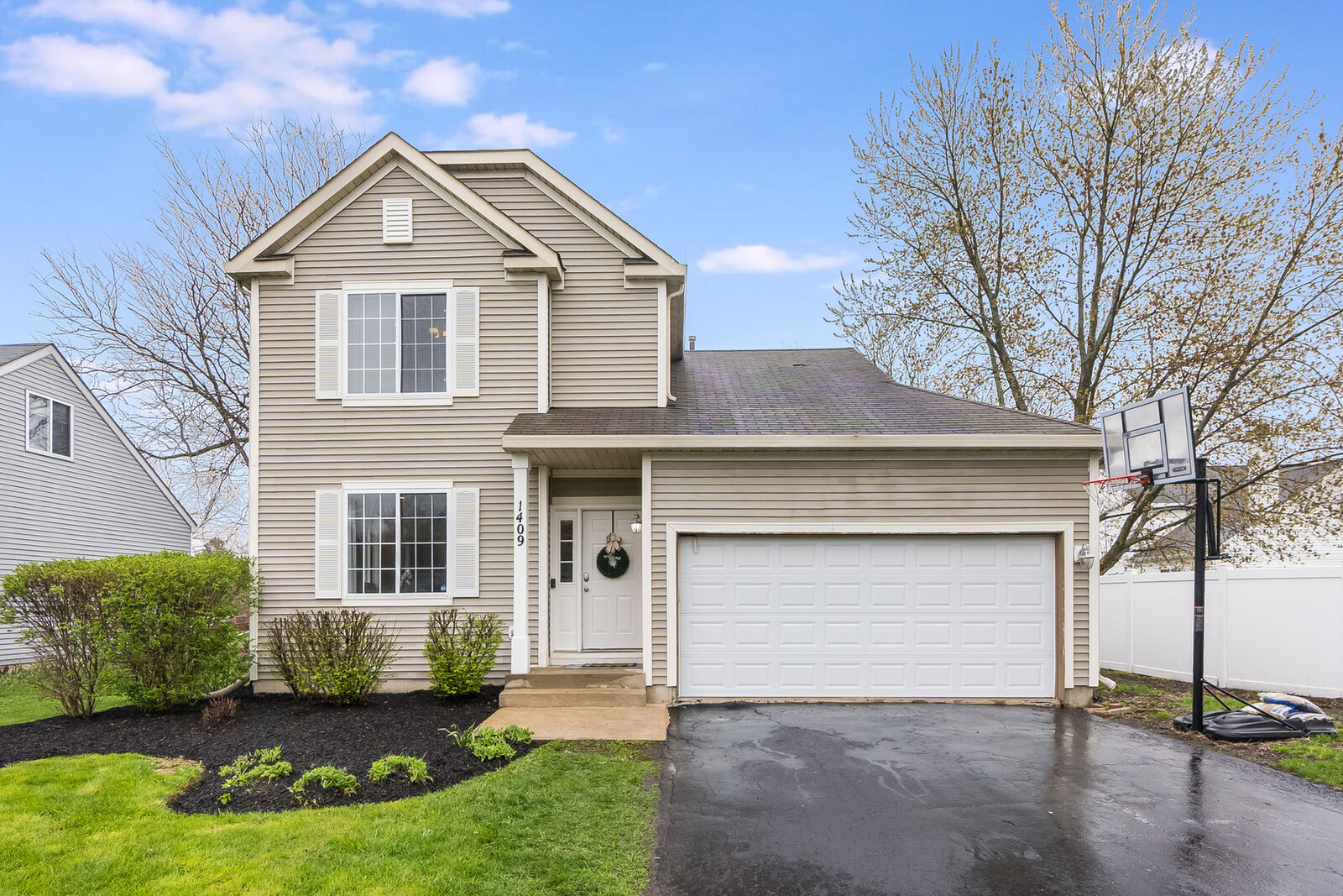 Property Photo:  1409 Cottonwood Drive  IL 60506 