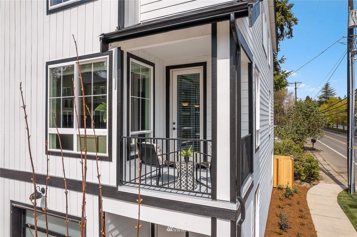 Property Photo: 18527 1st Avenue NE D WA 98155