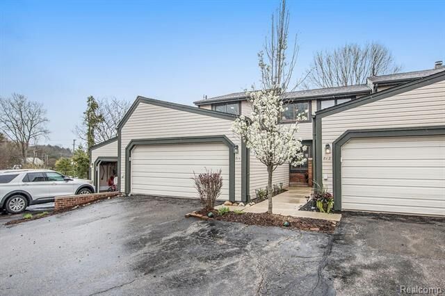 Property Photo:  814 Revere Court  MI 48167 