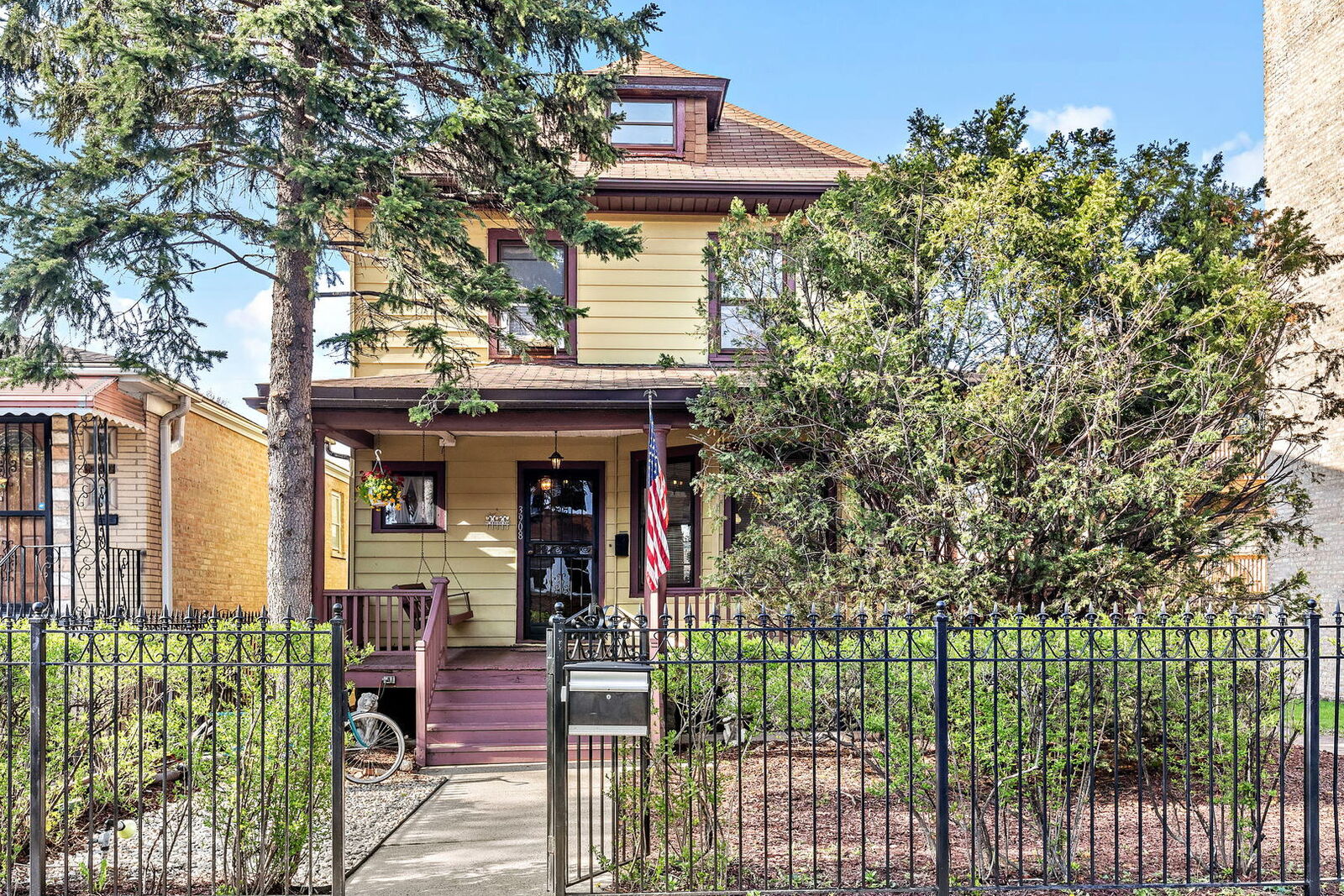 Property Photo:  3908 W Cornelia Avenue  IL 60618 