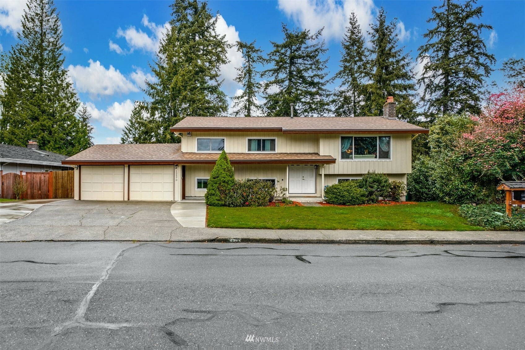 Property Photo:  12570 SE 70th Street  WA 98056 