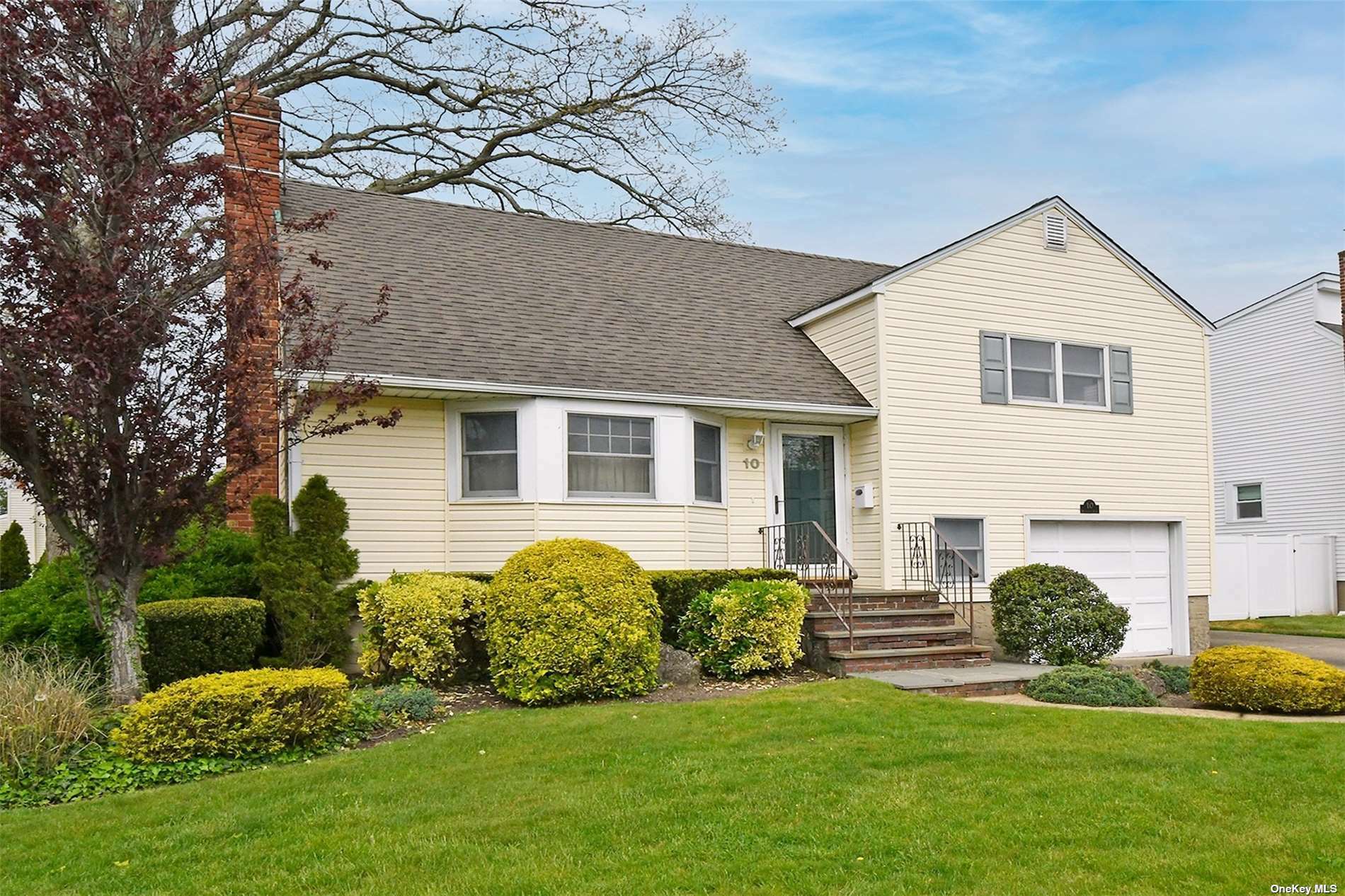 Property Photo:  10 Westgate Road  NY 11762 