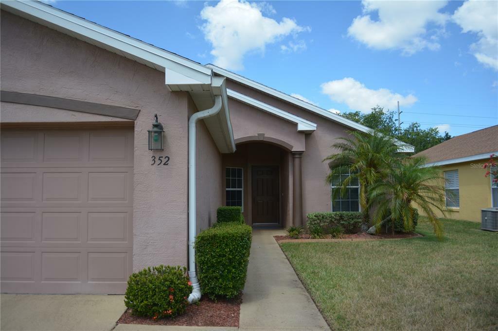 Property Photo:  352 Lake Suzanne Drive  FL 33859 