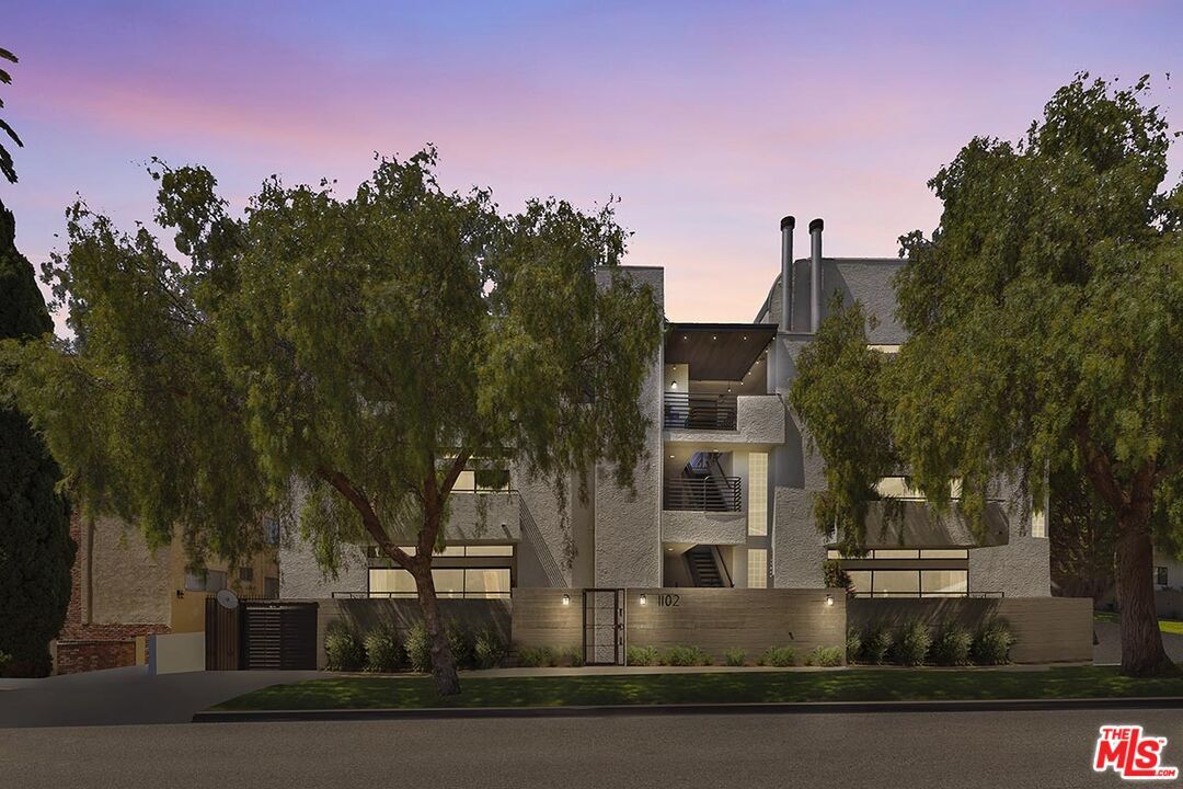 Property Photo: 1102 12th St 3 CA 90403