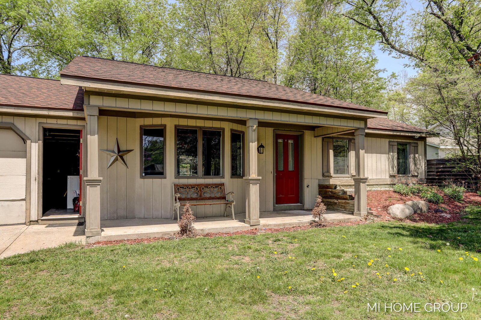 Property Photo:  2572 Oak Forest Drive  MI 49424 