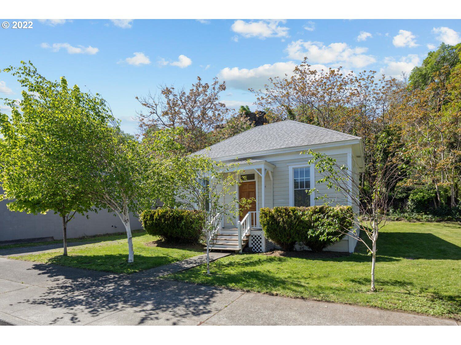 Property Photo:  514 E 4th  OR 97058 