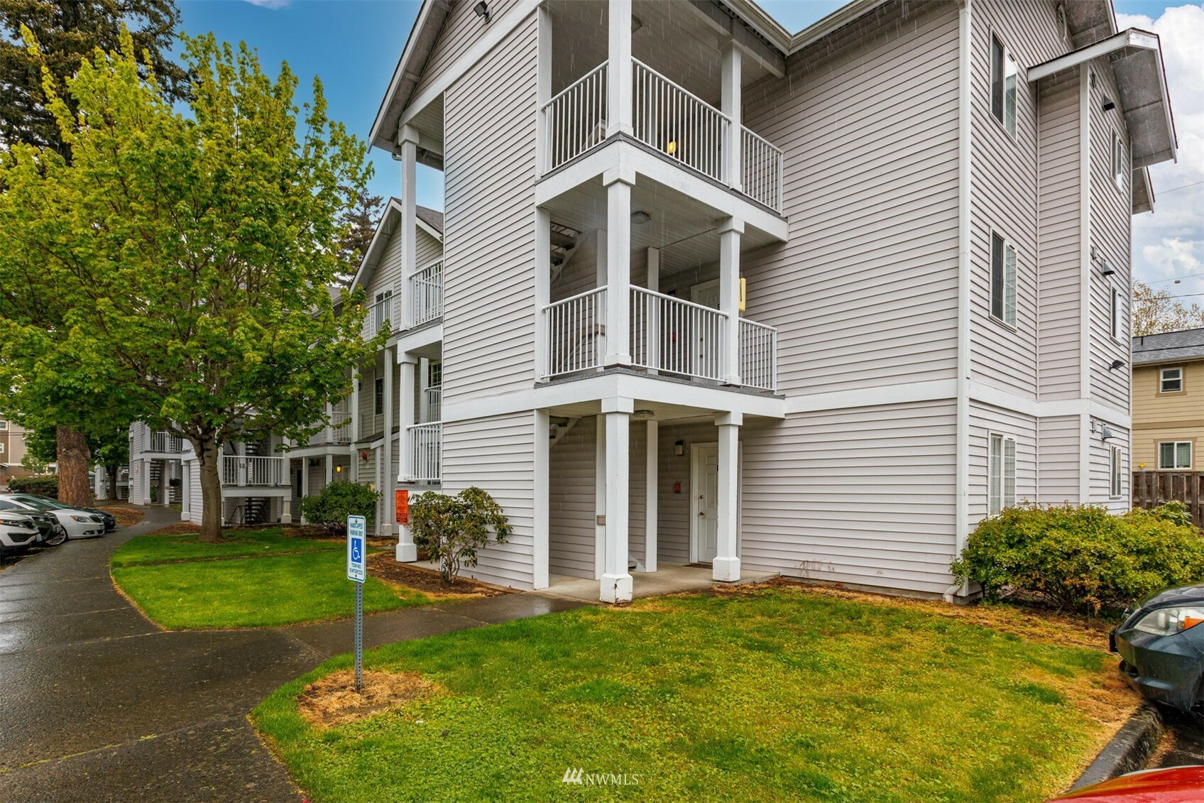 Property Photo:  2711 W Maplewood Avenue 207  WA 98225 