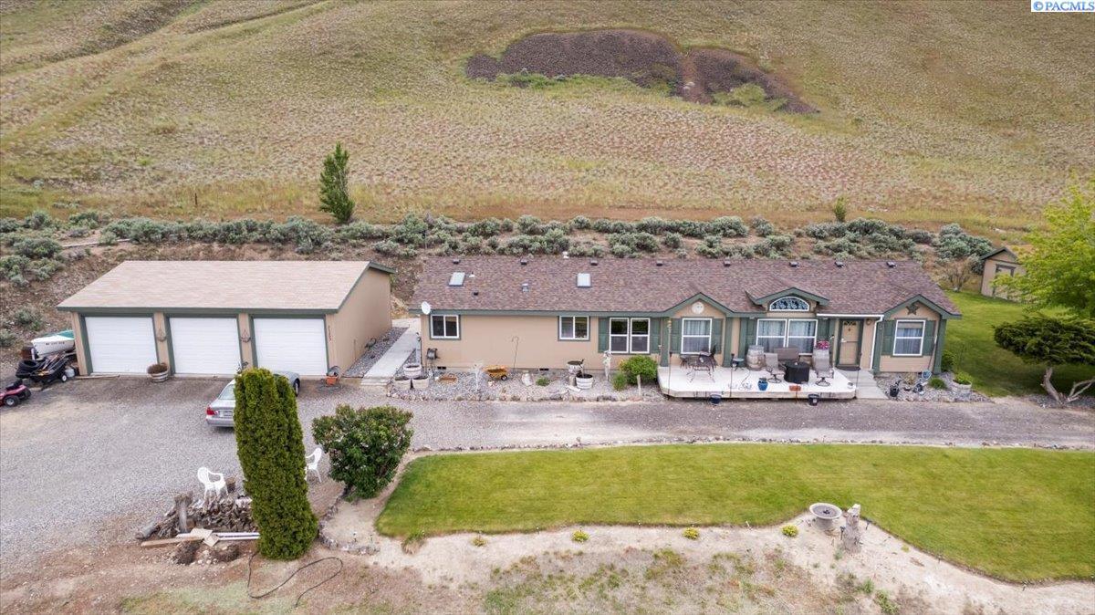 Property Photo:  21203 W Yakitat Pl  WA 99320-9641 