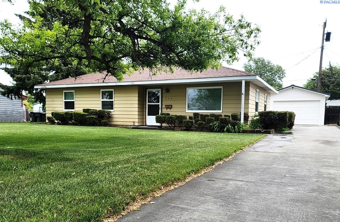 Property Photo: 908 Cedar WA 99352