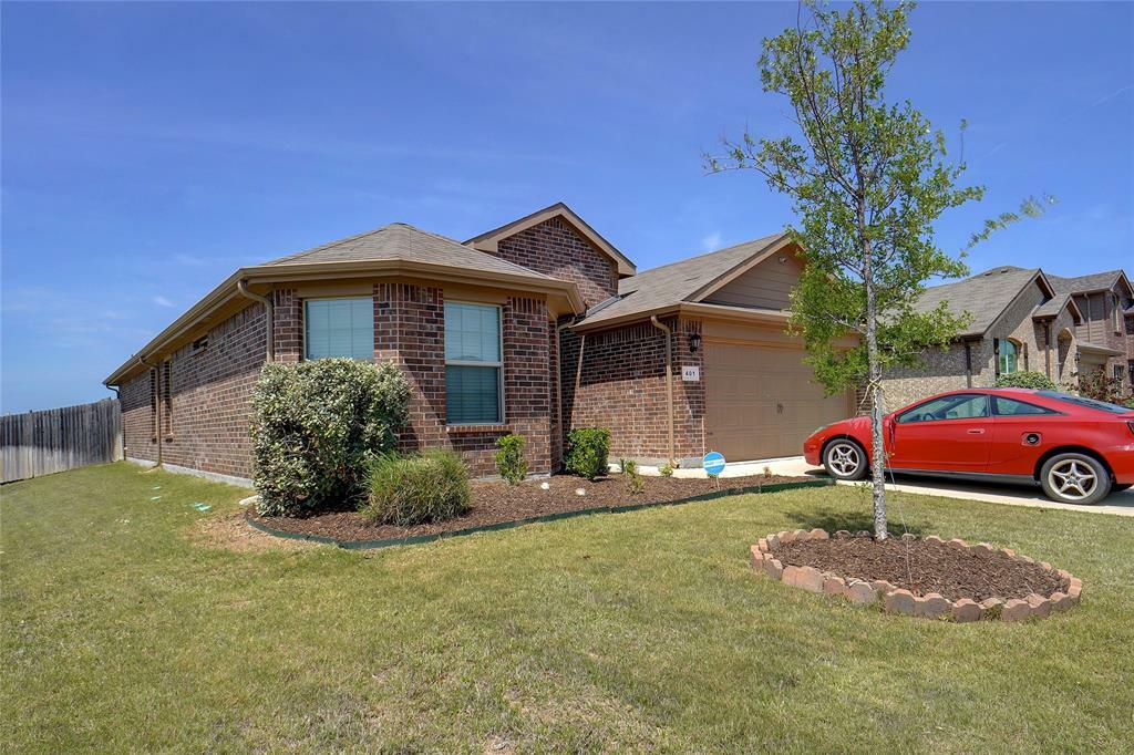 Property Photo: 401 Keenland Way TX 76259