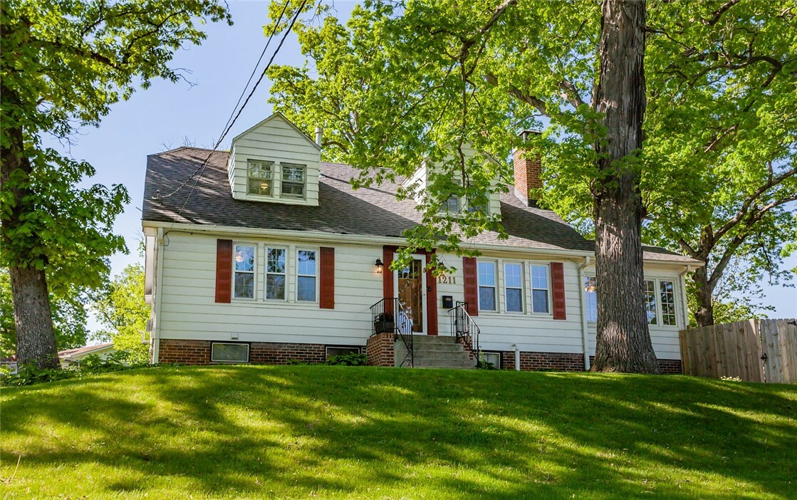 Property Photo:  1211 Chautauqua Parkway  IA 50314 