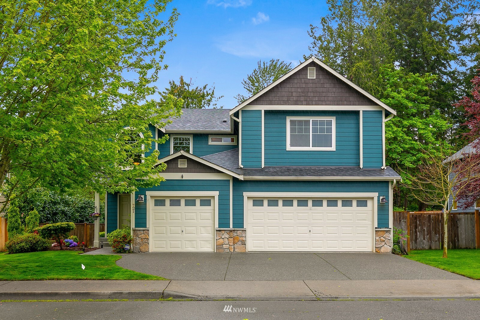 Property Photo:  721 Rosario Place NE  WA 98059 