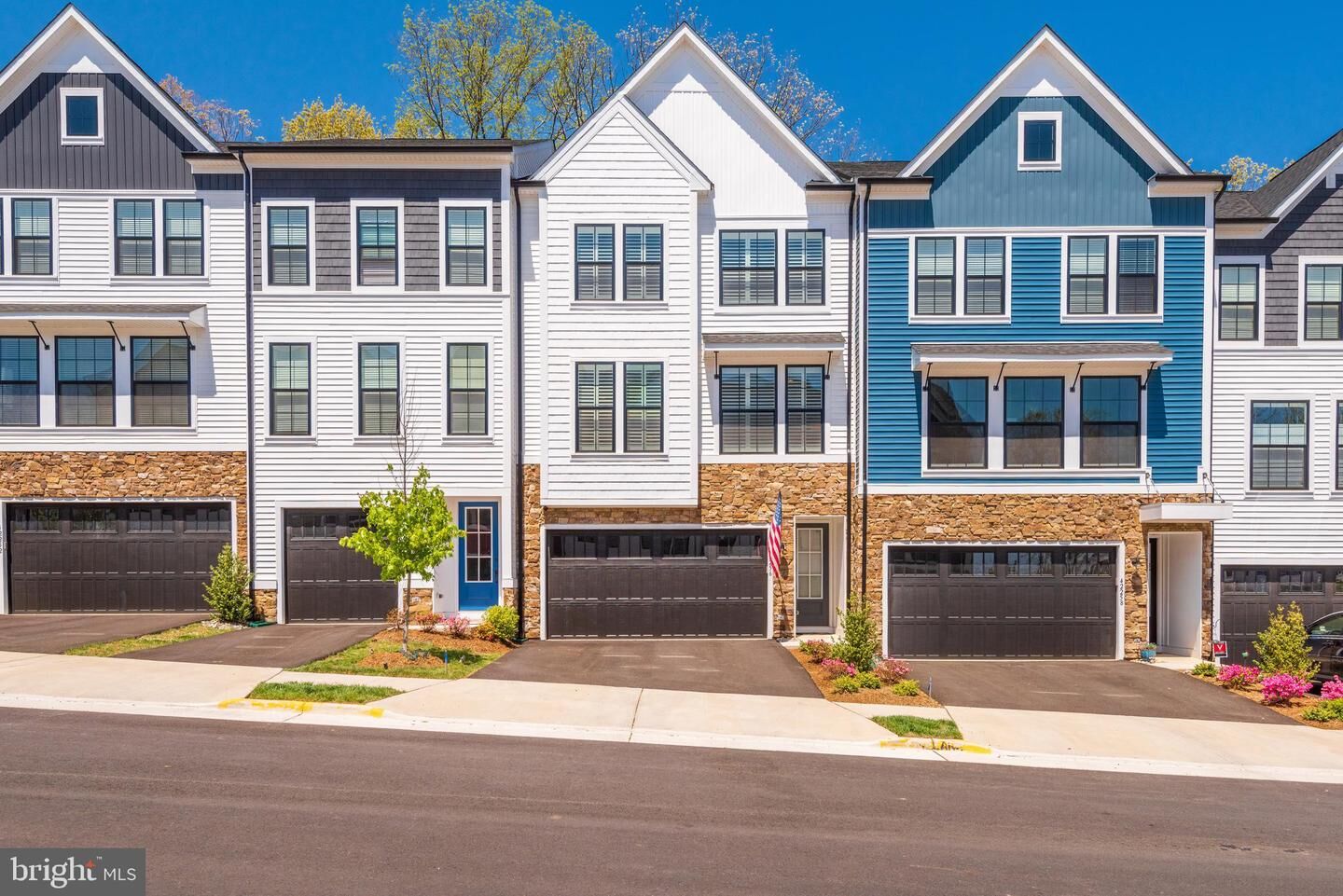 Property Photo:  42256 Graves Mountain Terrace  VA 20152 