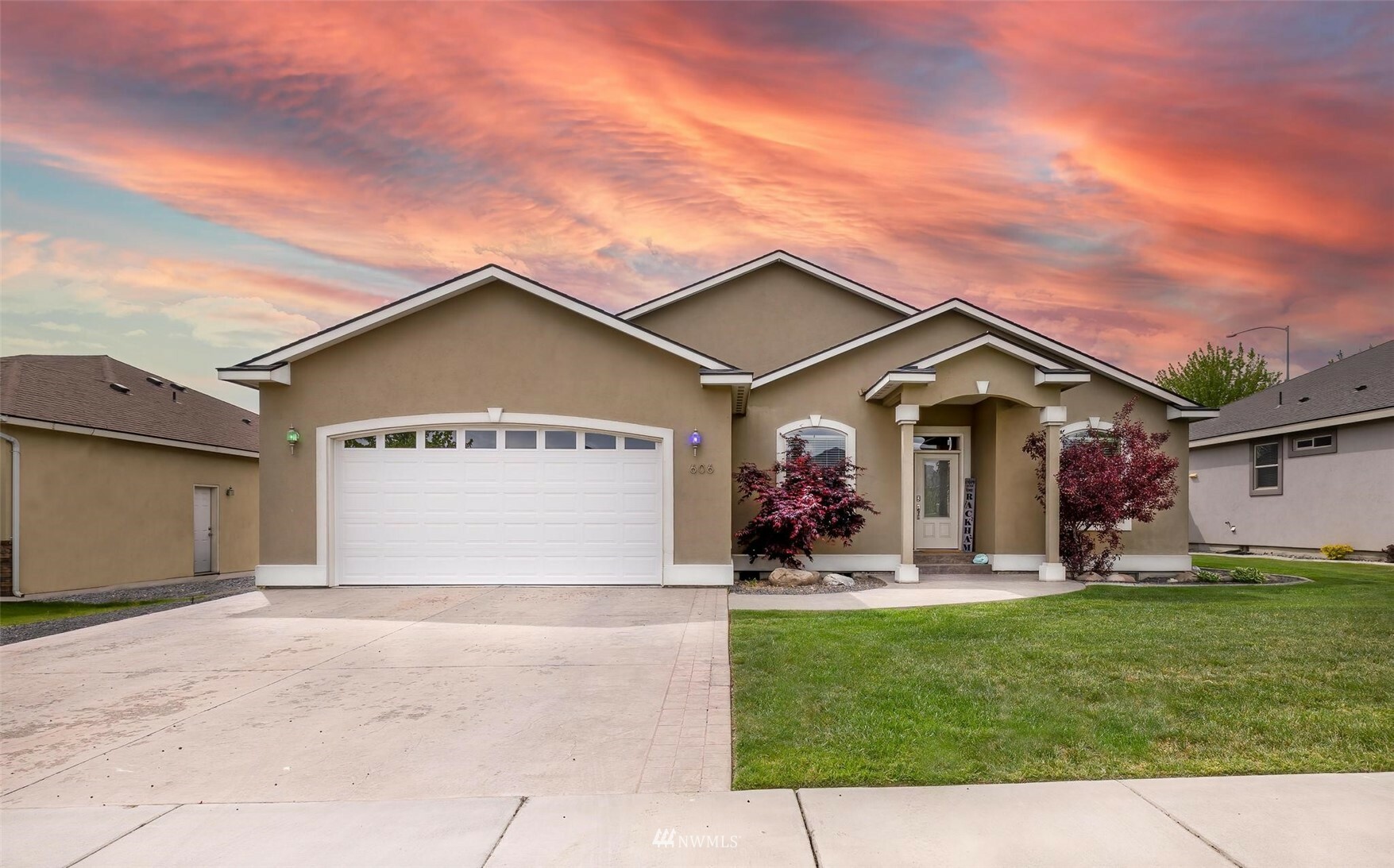 Property Photo:  606 Torrey Pines Drive  WA 98837 