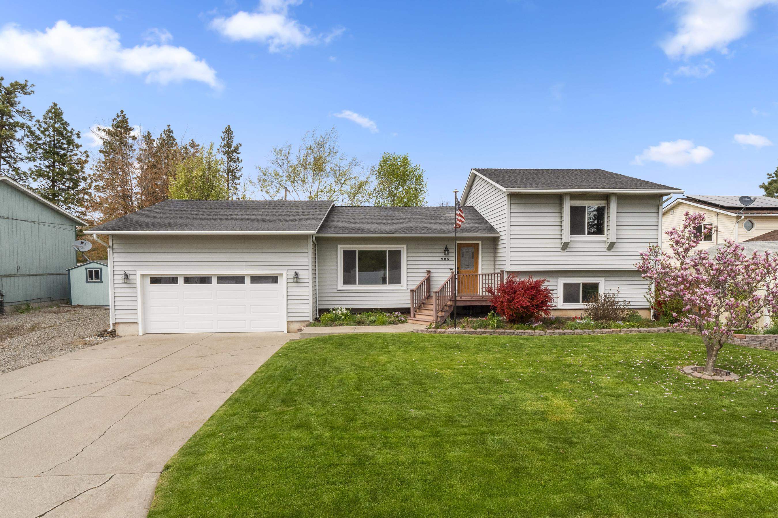 Property Photo: 925 E Evergreen Dr WA 99022