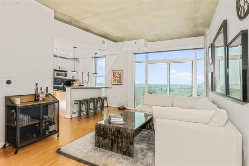 Property Photo: 250 Pharr Road NE 1814 GA 30305