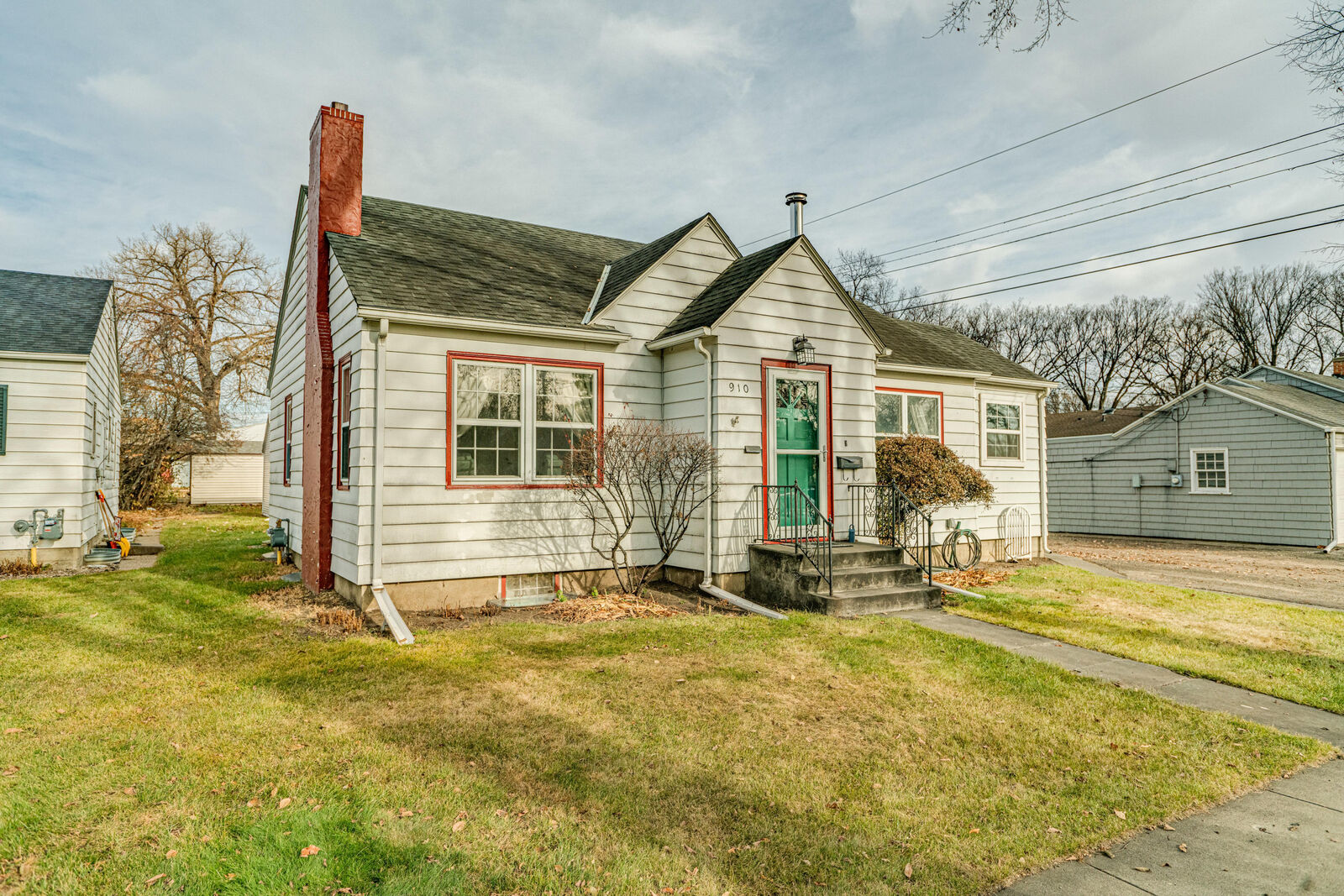 Property Photo:  910 F Avenue E  ND 58501 