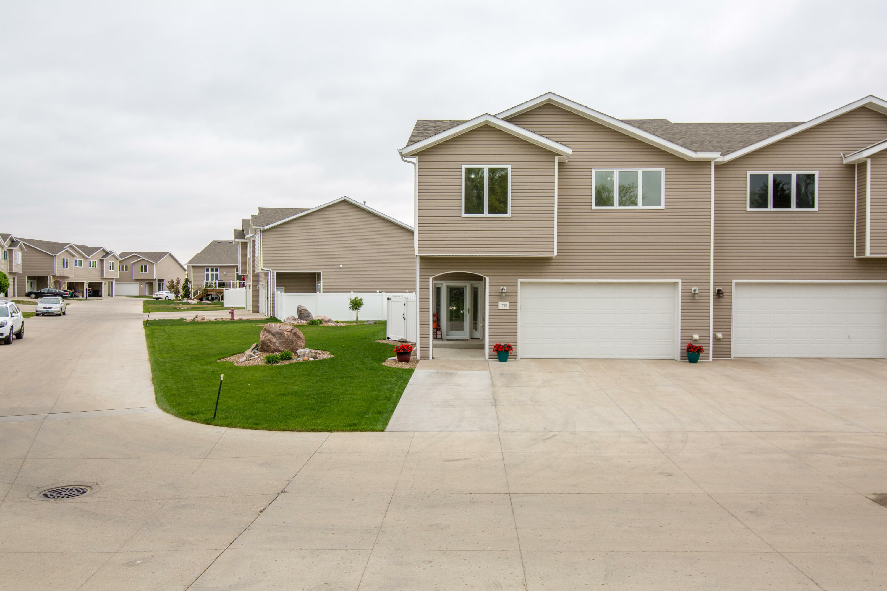 Property Photo:  1715 Calgary Loop  ND 58503 