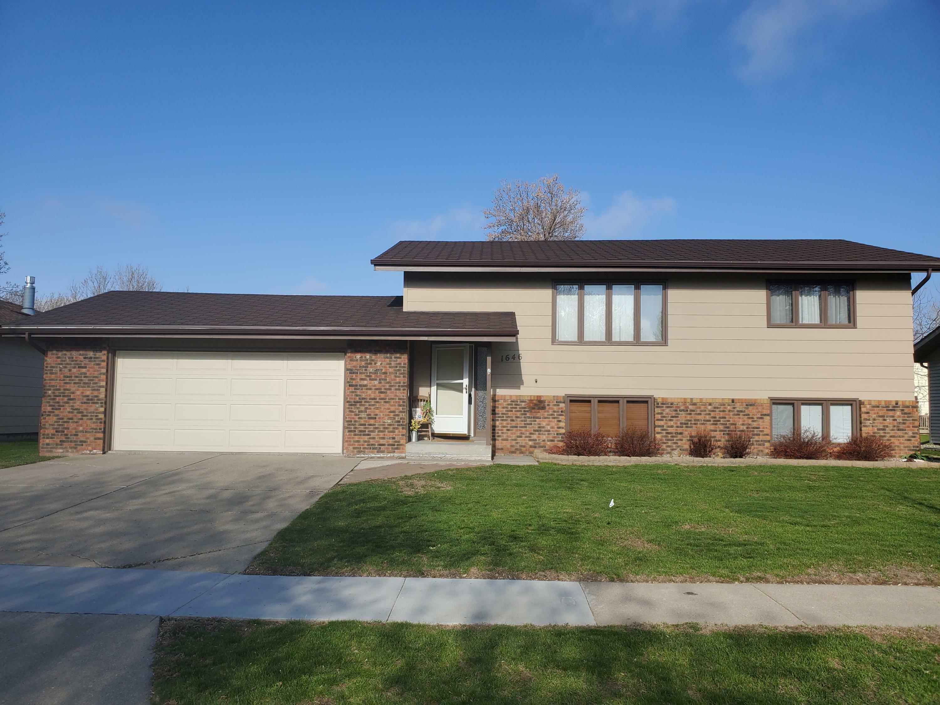 Property Photo:  1646 Omaha Drive  ND 58504 