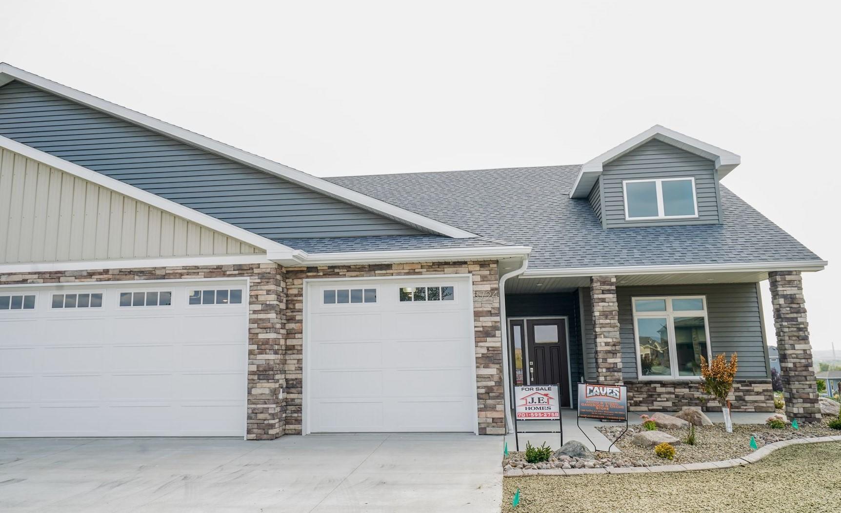 Property Photo:  2924 Peach Tree Drive  ND 58504 